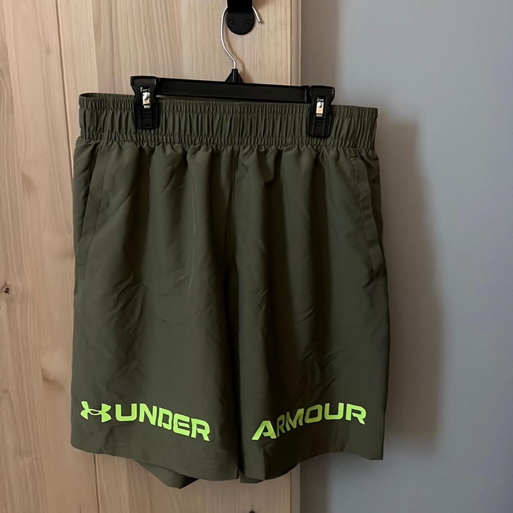 Men’s under armour shorts. Size large.